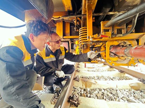 3.刘春国(后)与徒弟高志康(前)校准传动轴螺丝